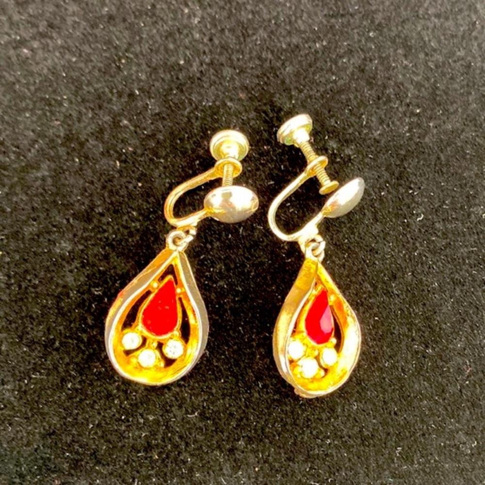 Vintage screw back classic red and gold toned hanging earrings